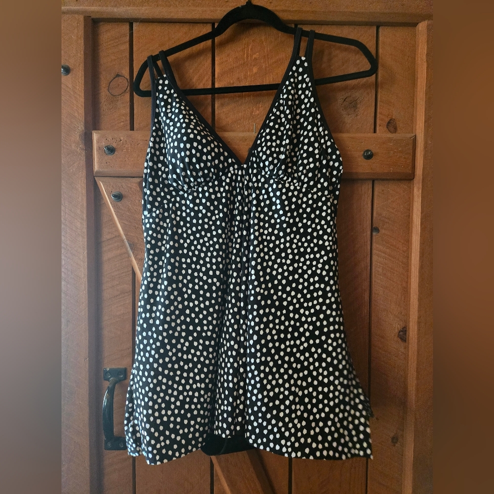 ✨ Flattering Trimshaper One-Piece Swimsuit – Size 14 ✨